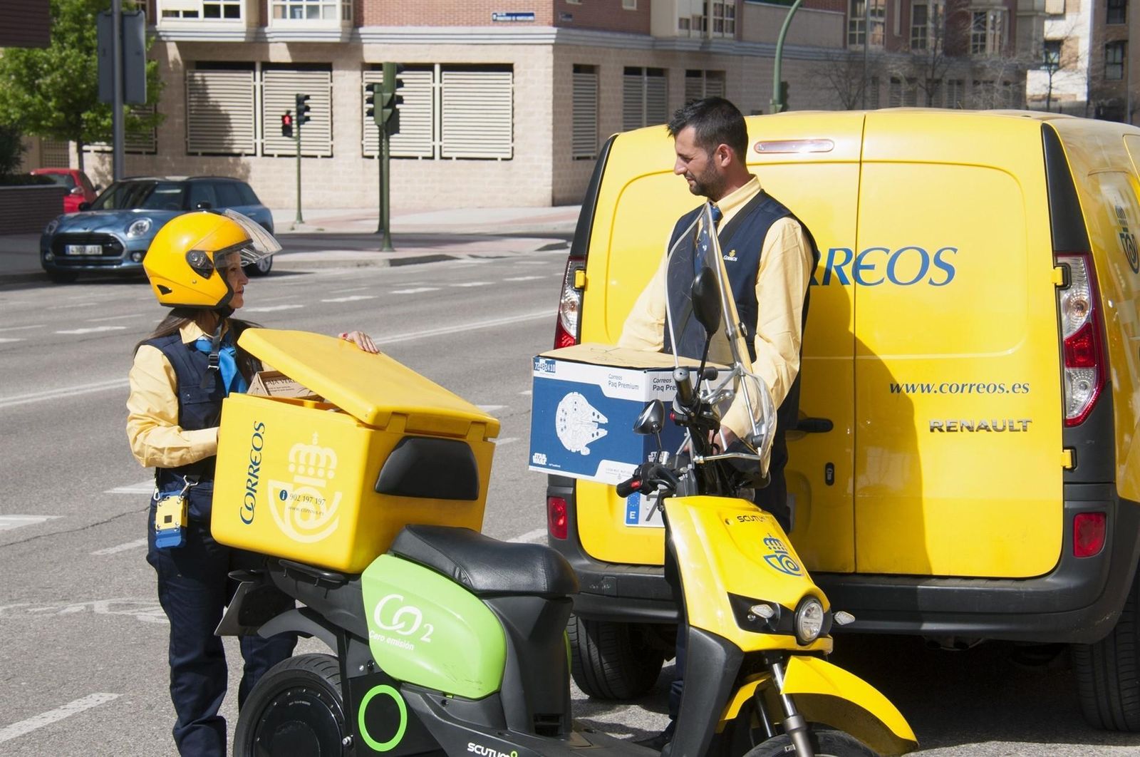 Empleados del servicio de reparto de Correos