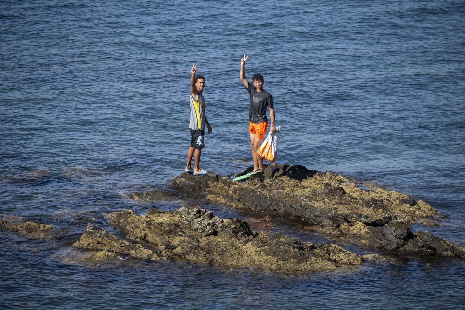 Dos personas celebran la entrada en Ceuta desde Marruecos