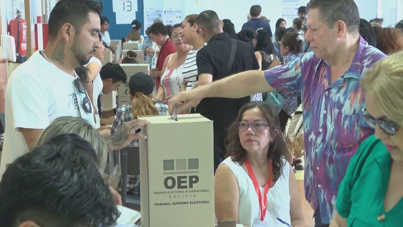 Bolivianos en Madrid votan en las elecciones presidenciales