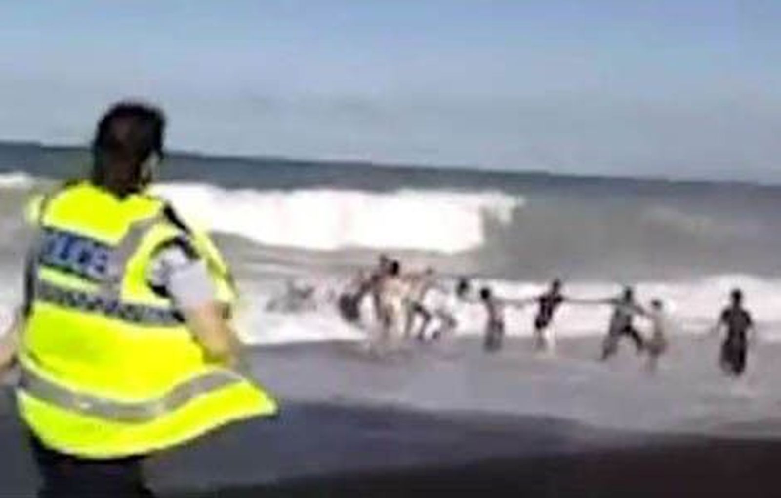 Cadena humana para salvar a un niño