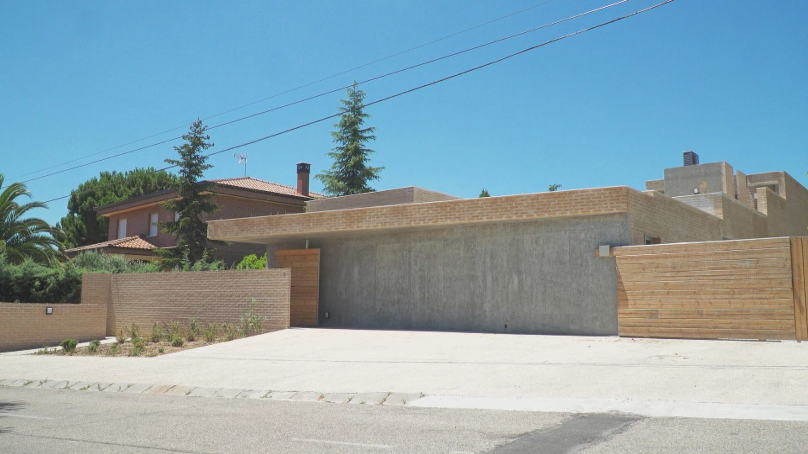 ¿Parece una nave? ¿Un bunker, quizás? ¡Pues es una vivienda! Está en Boadilla del Monte y su propietaria, Malu, que es arquitecta,  la ha diseñado entera.