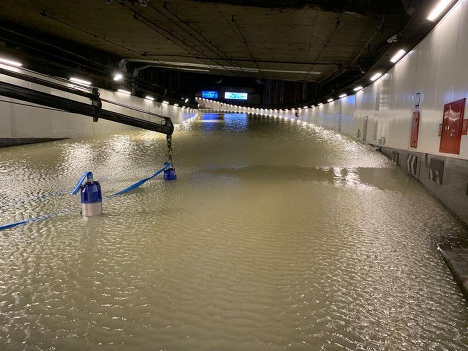 La M-30 completamente inundada