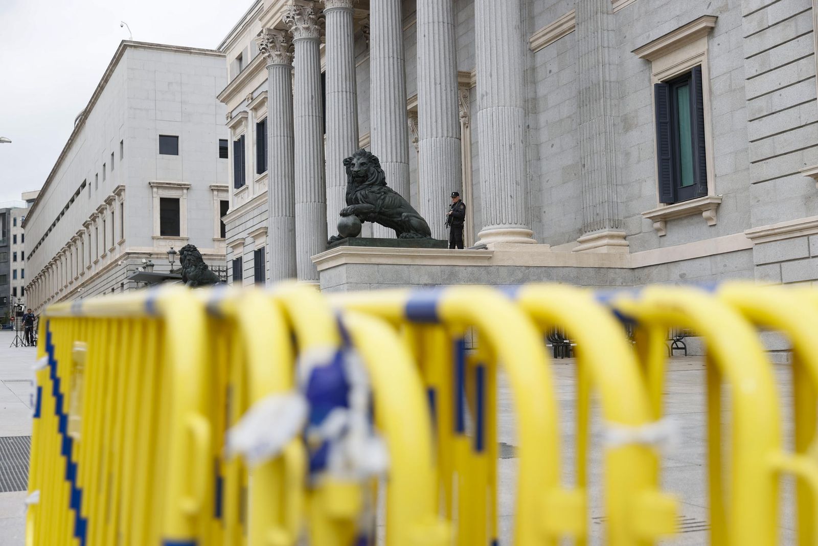 Varias vallas colocadas a las puertas del Congreso de los Diputados, este lunes.