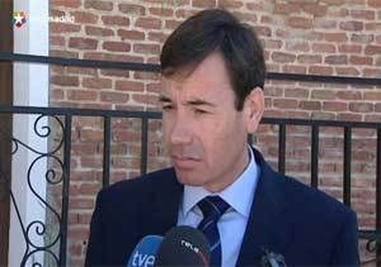Gómez: es "escándaloso" dedicarse a "privatizar" la sanidad "para que ganen los privados"