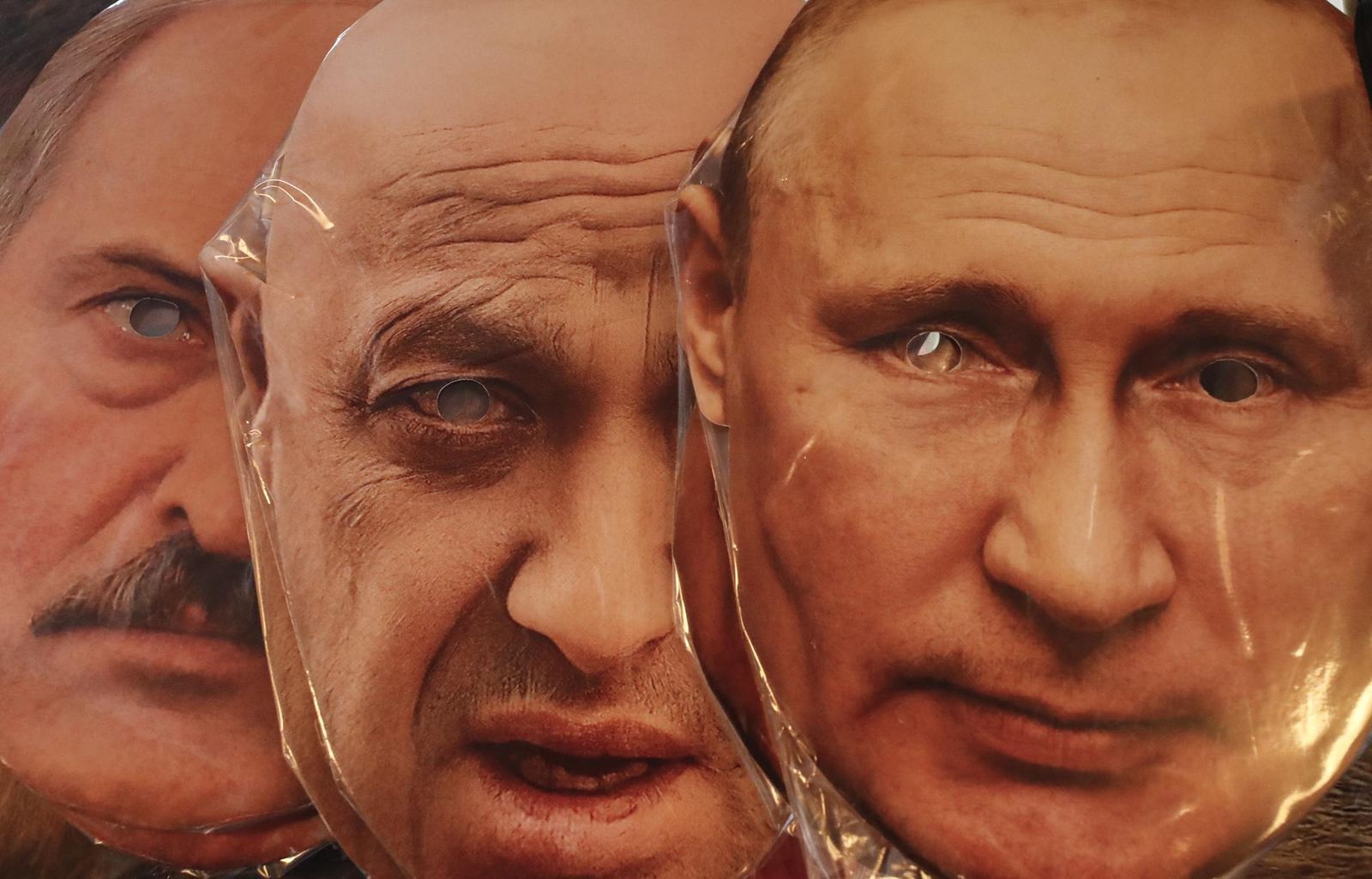 Máscaras de Lukashenko, Prigozhin y Putin, a la venta en una tienda de San Petersburgo