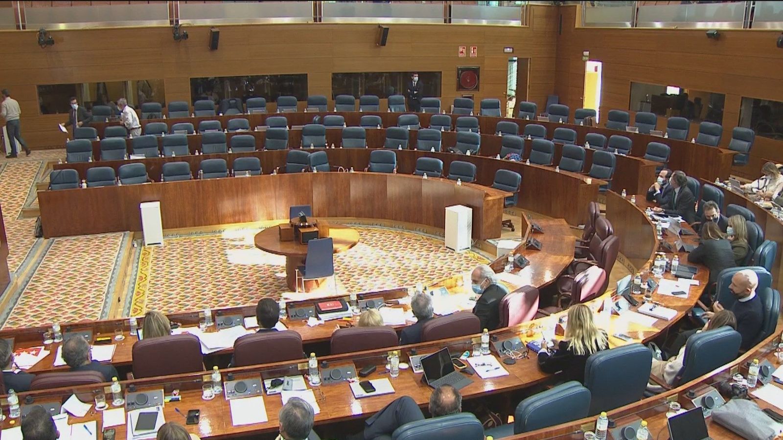Toda la izquierda y Vox abandonan la Asamblea de Madrid y el PSOE pide la dimisión de su presidenta