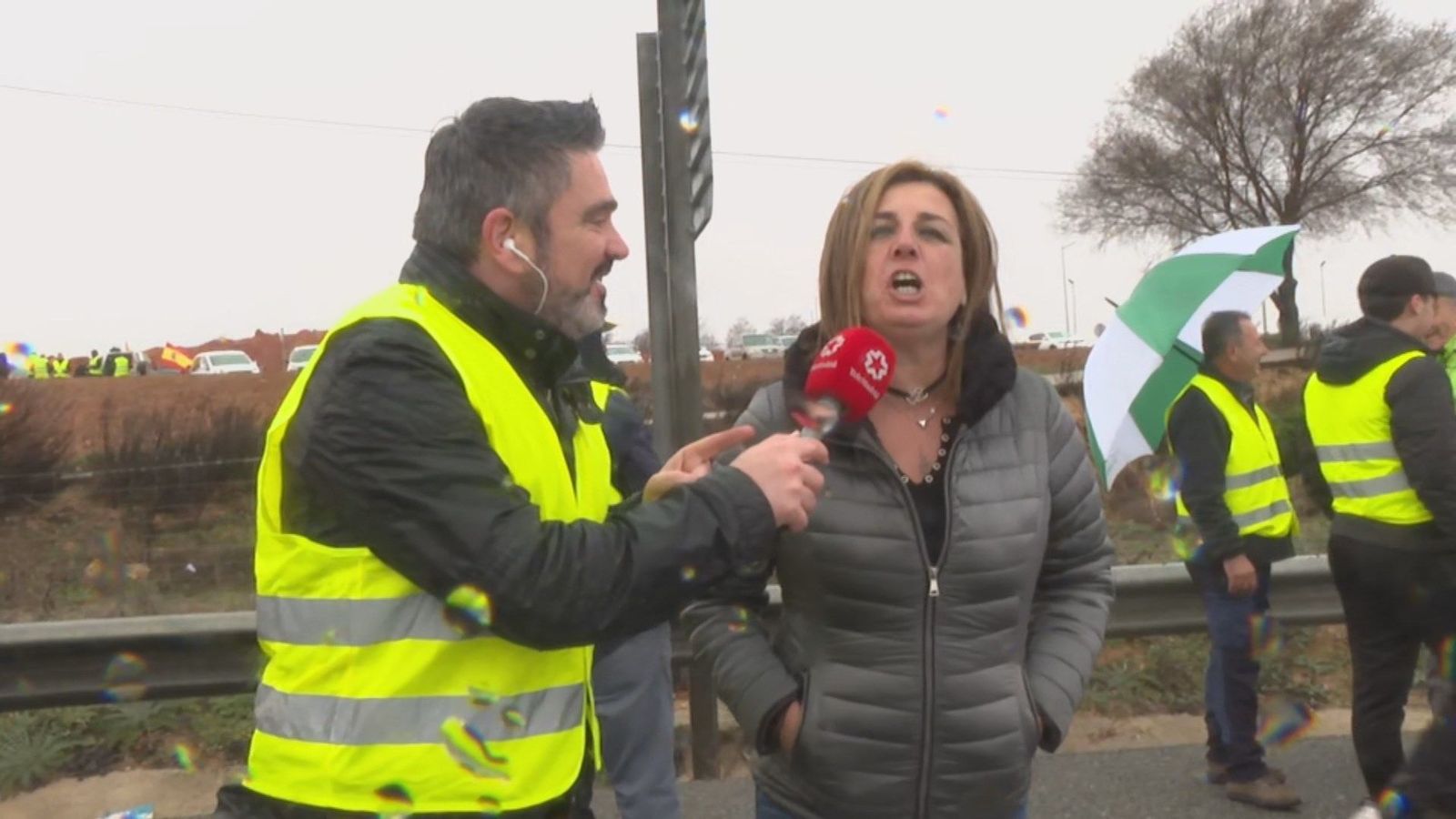 Bloqueados para ir de vacaciones, pero apoyando a los agricultores: "¡Hacedle caso a estos trabajadores, que se lo merecen!"