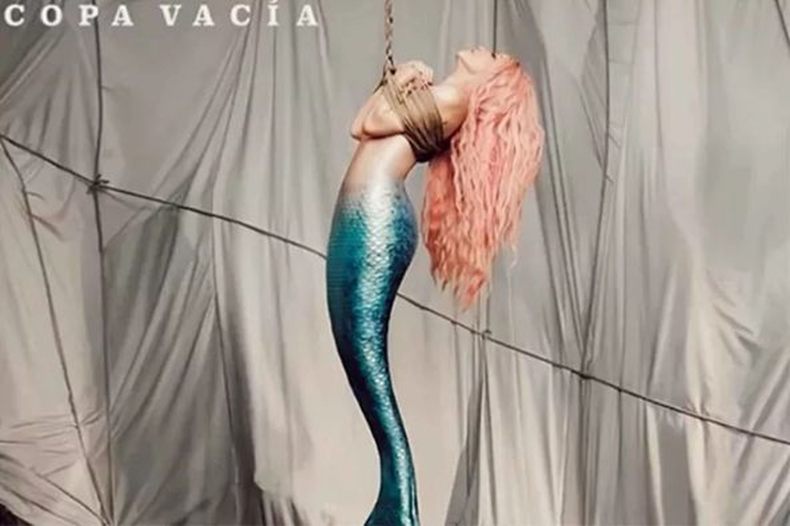 Shakira disfrazada de sirena en la portada de 'Copa Vacía'