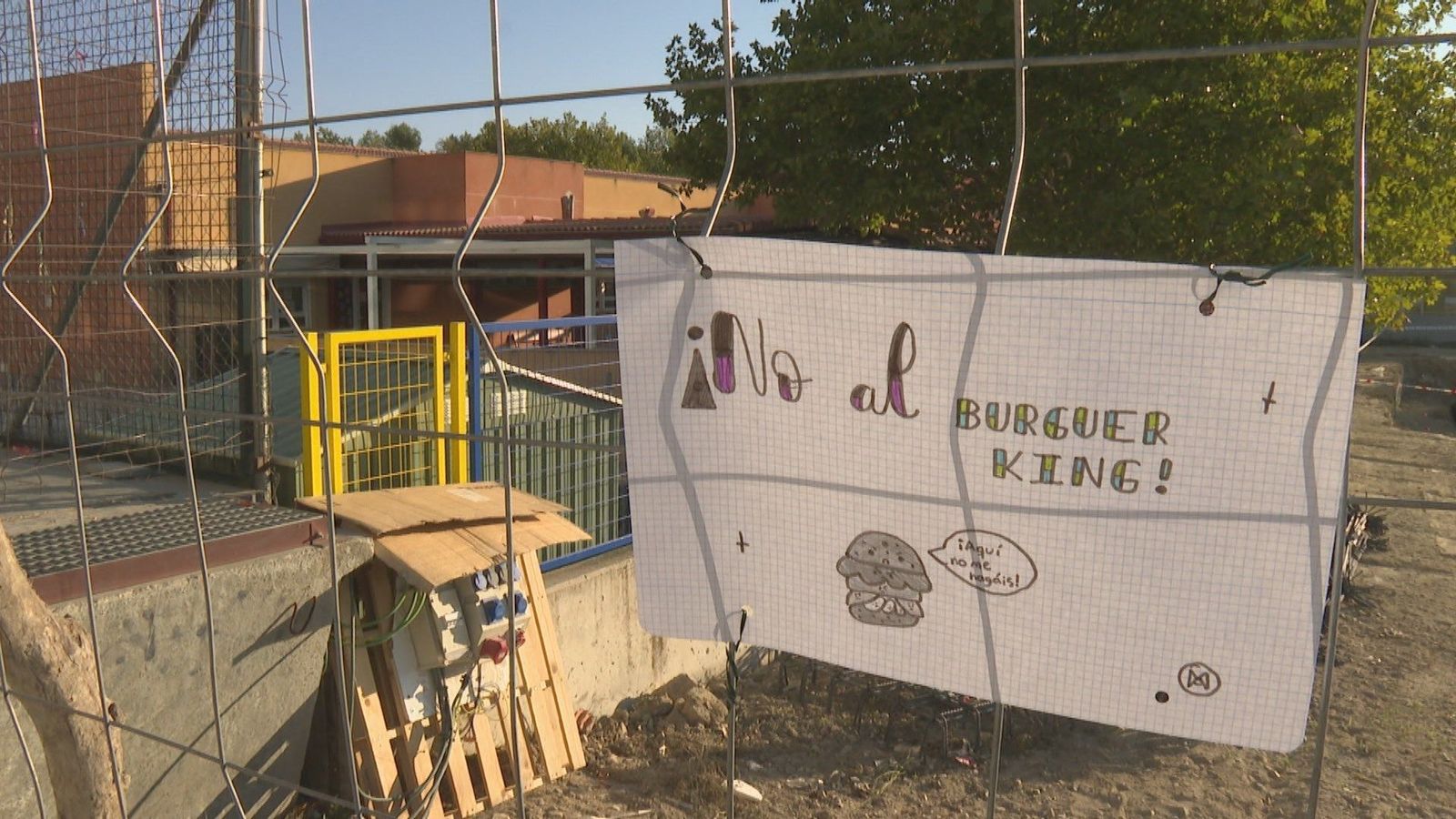 Denuncian la instalación de una hamburguesería junto al patio de un colegio en Rivas