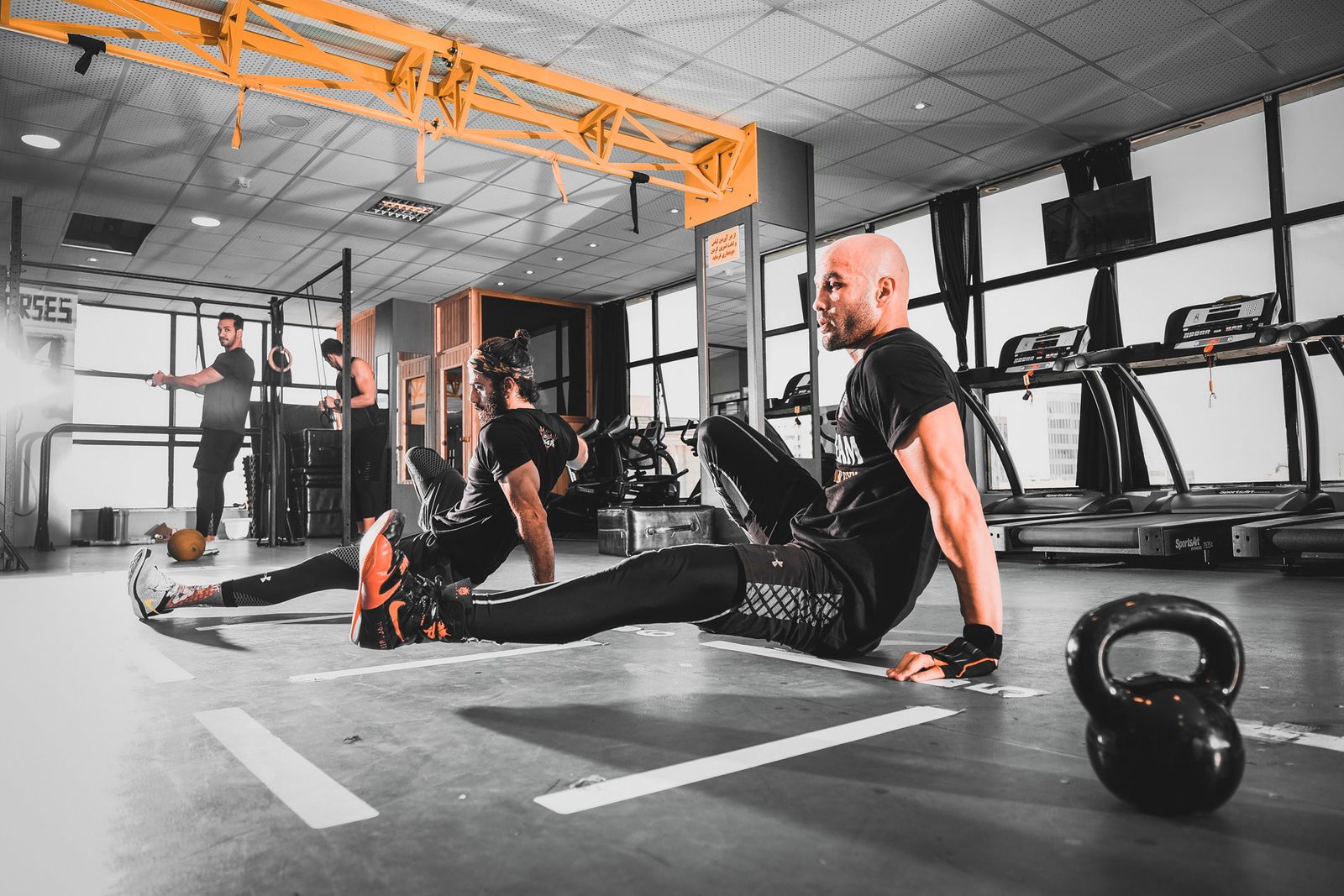 Varias personas se ejercitan en un gimnasio