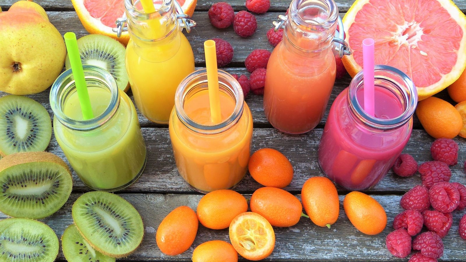 Smoothies veganos de kiwi, frambuesa y pomelo