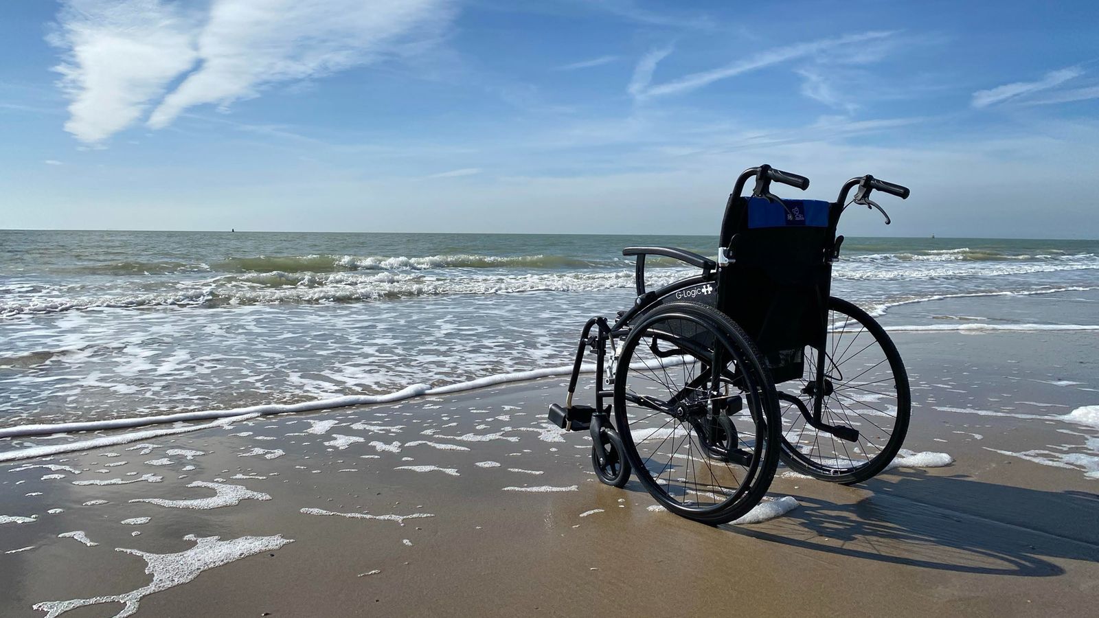 Una silla de ruedas en una playa