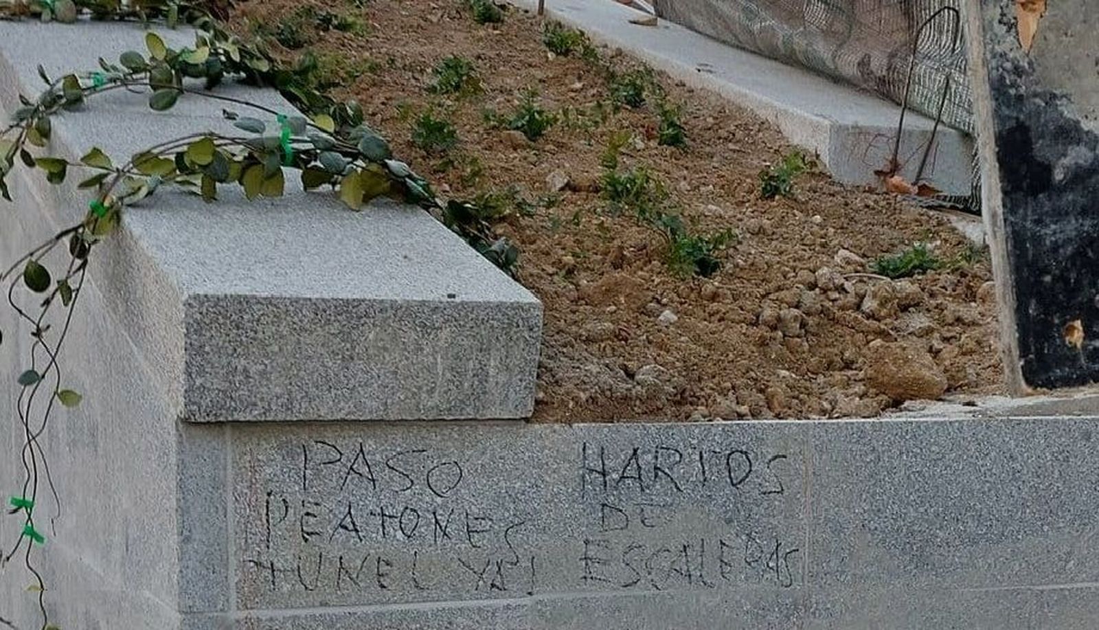 Pintada de protesta en las escaleras de acceso a la Plaza de España