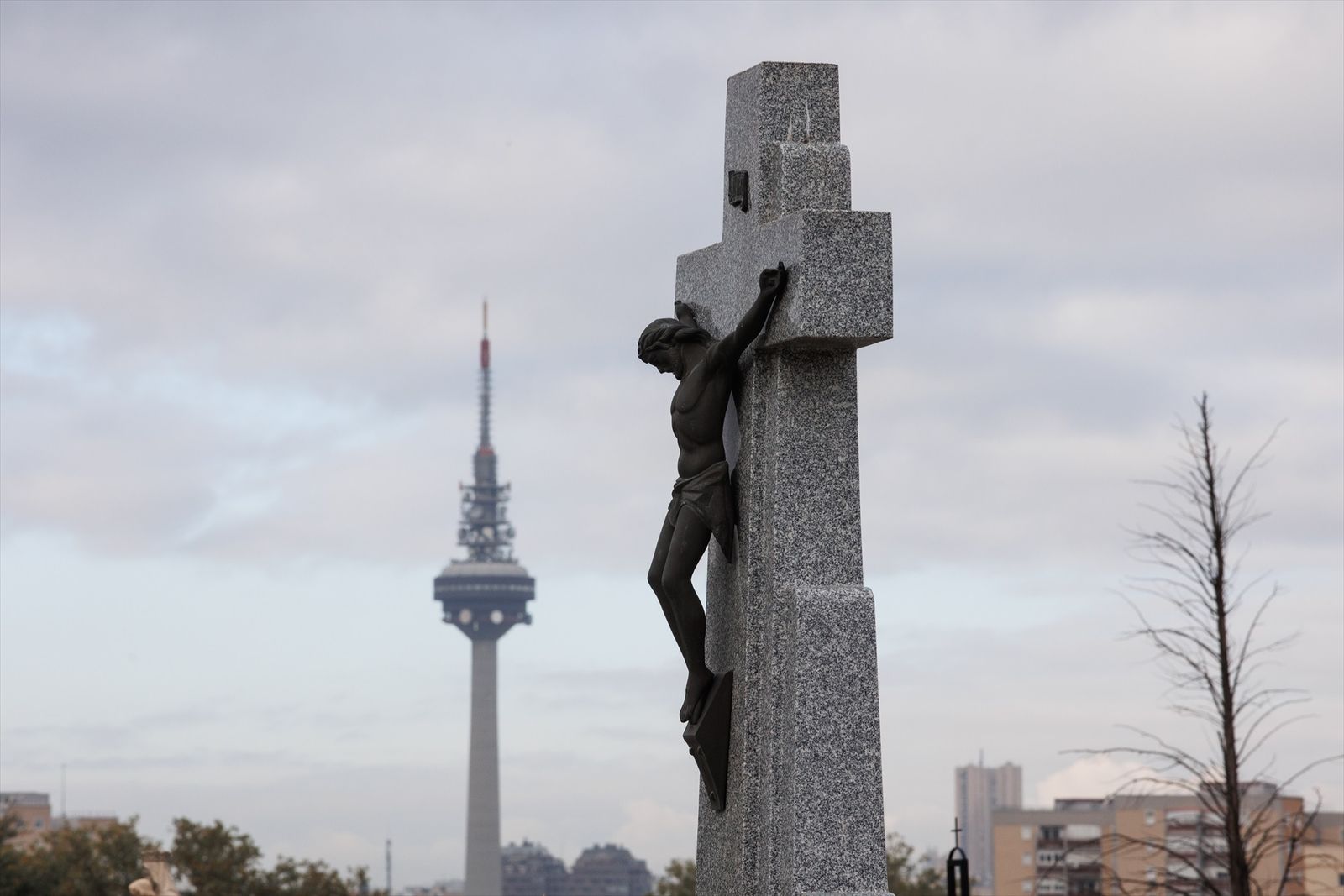Un Cristo en una lápida en el cementerio de La Almudena