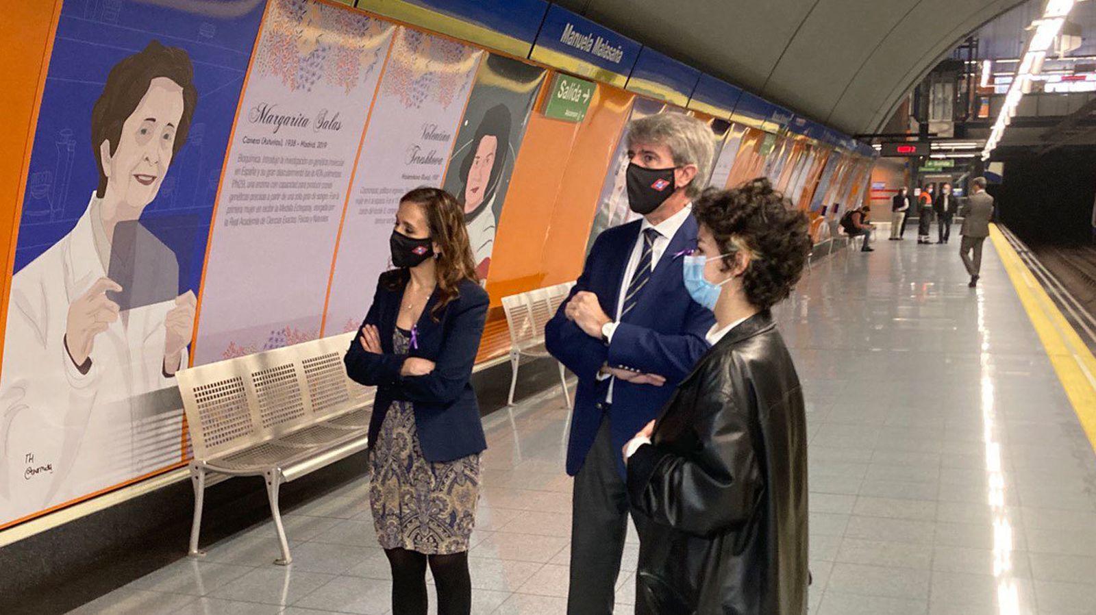 Silvia Roldán, Angel Garrido y Teresa García Hermida en la estación de Manuel Malasaña