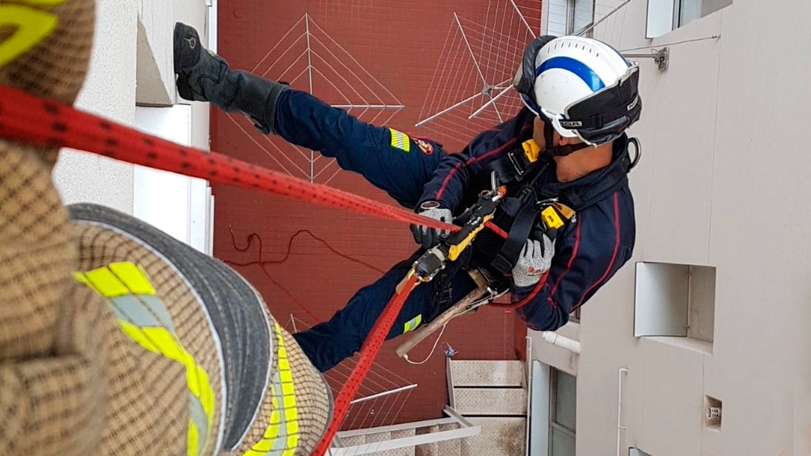Bomberos de Burgos realizan una intervención en la ciudad