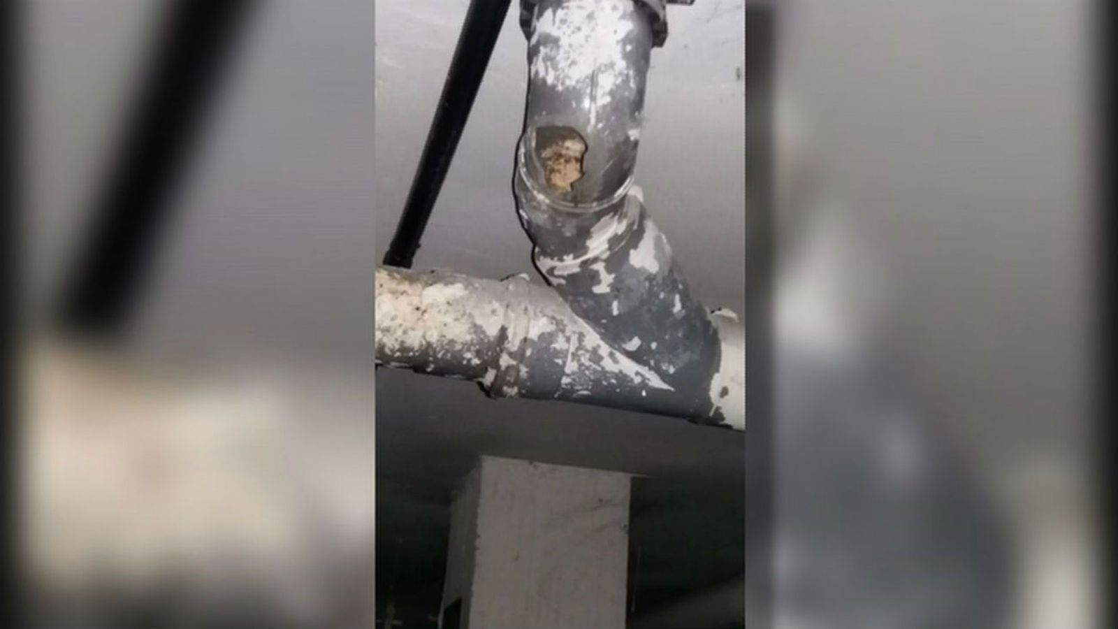 El ruinoso estado de un garaje de la empresa municipal de vivienda en Moratalaz