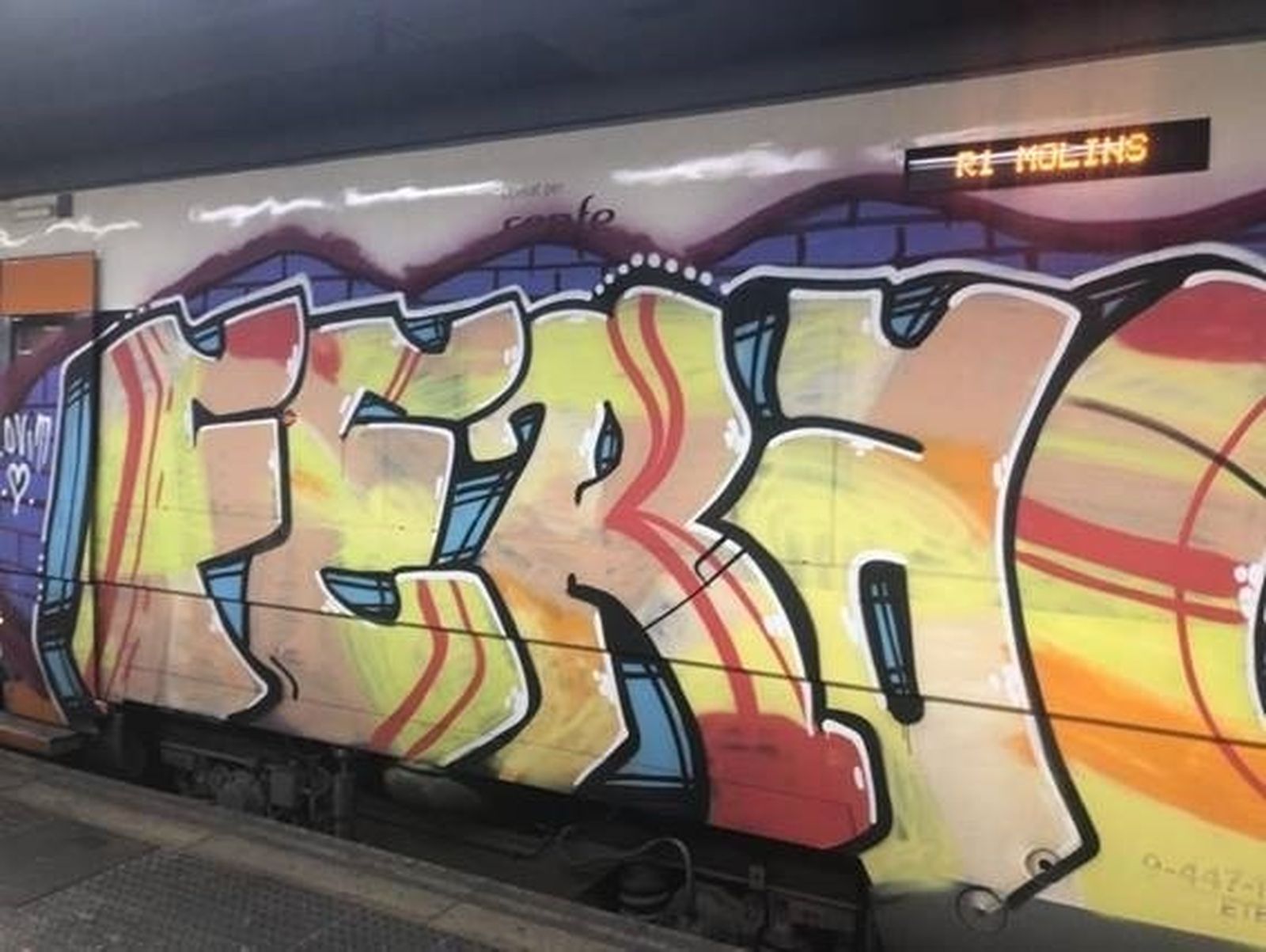 Tren pintado con grafitis