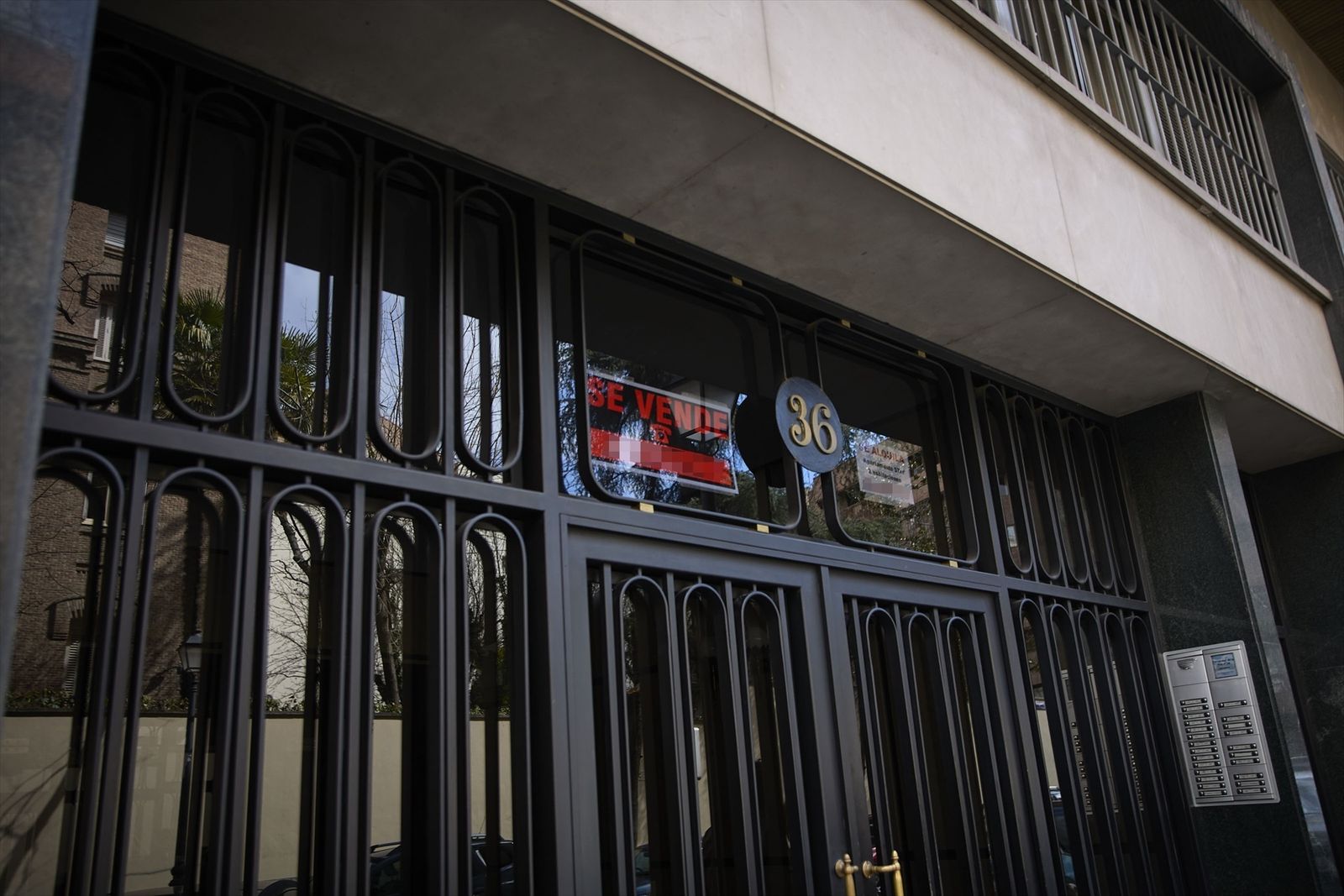 Carteles de venta y alquiler de pisos en un portal de la calle Almagro en Madrid
