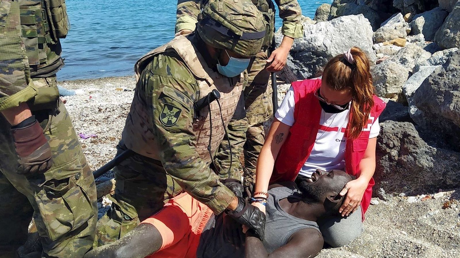 La voluntaria de Cruz Roja, Luna Reyes atendiendo a una persona llegada a Ceuta