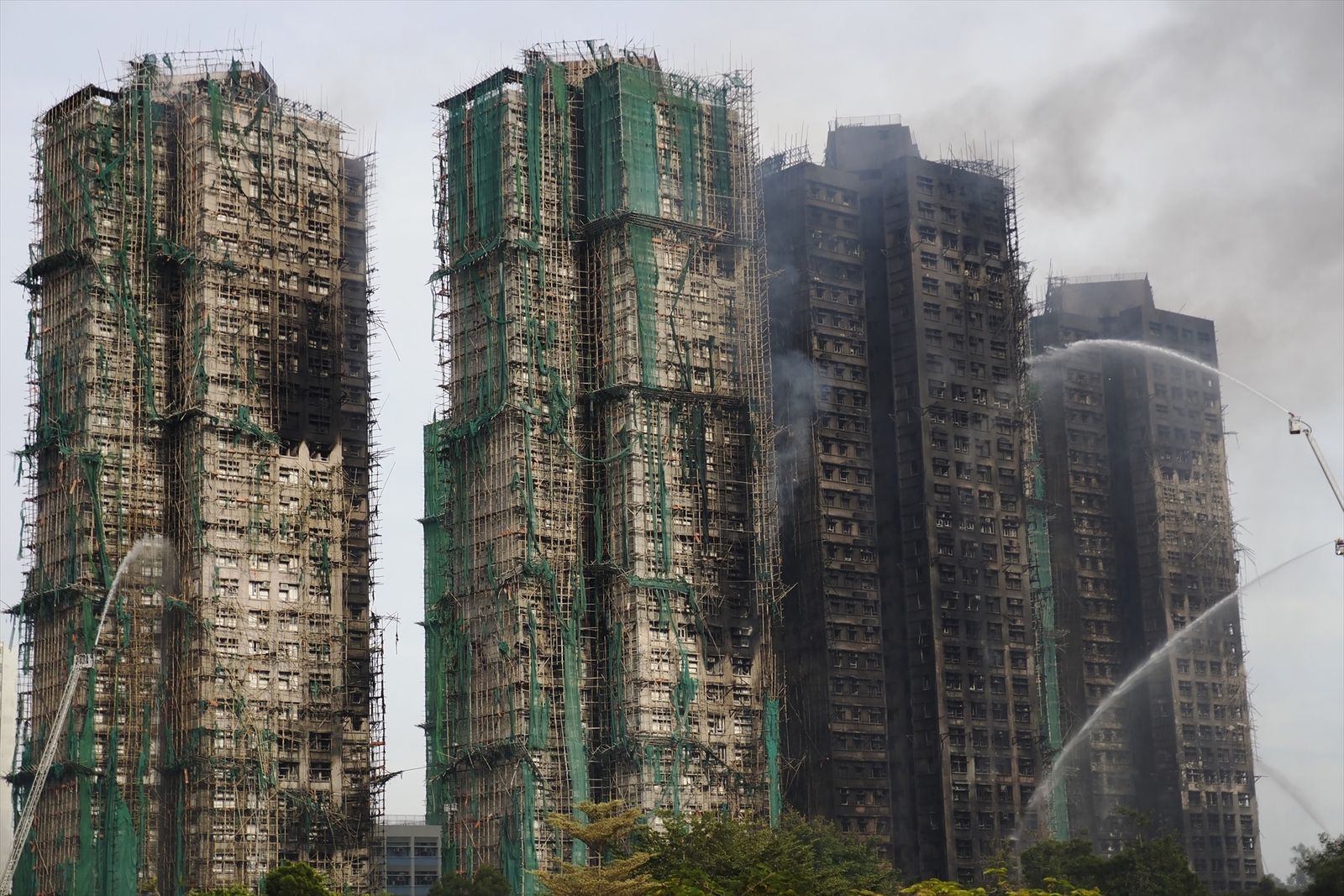 Estado de varios de los edificios afectados por el fuego en Hong Kong