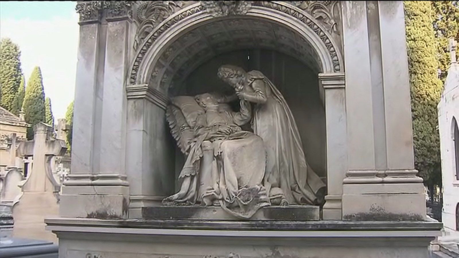 ¿Qué personajes ilustres reposan en el Cementerio Sacramental de San Justo?