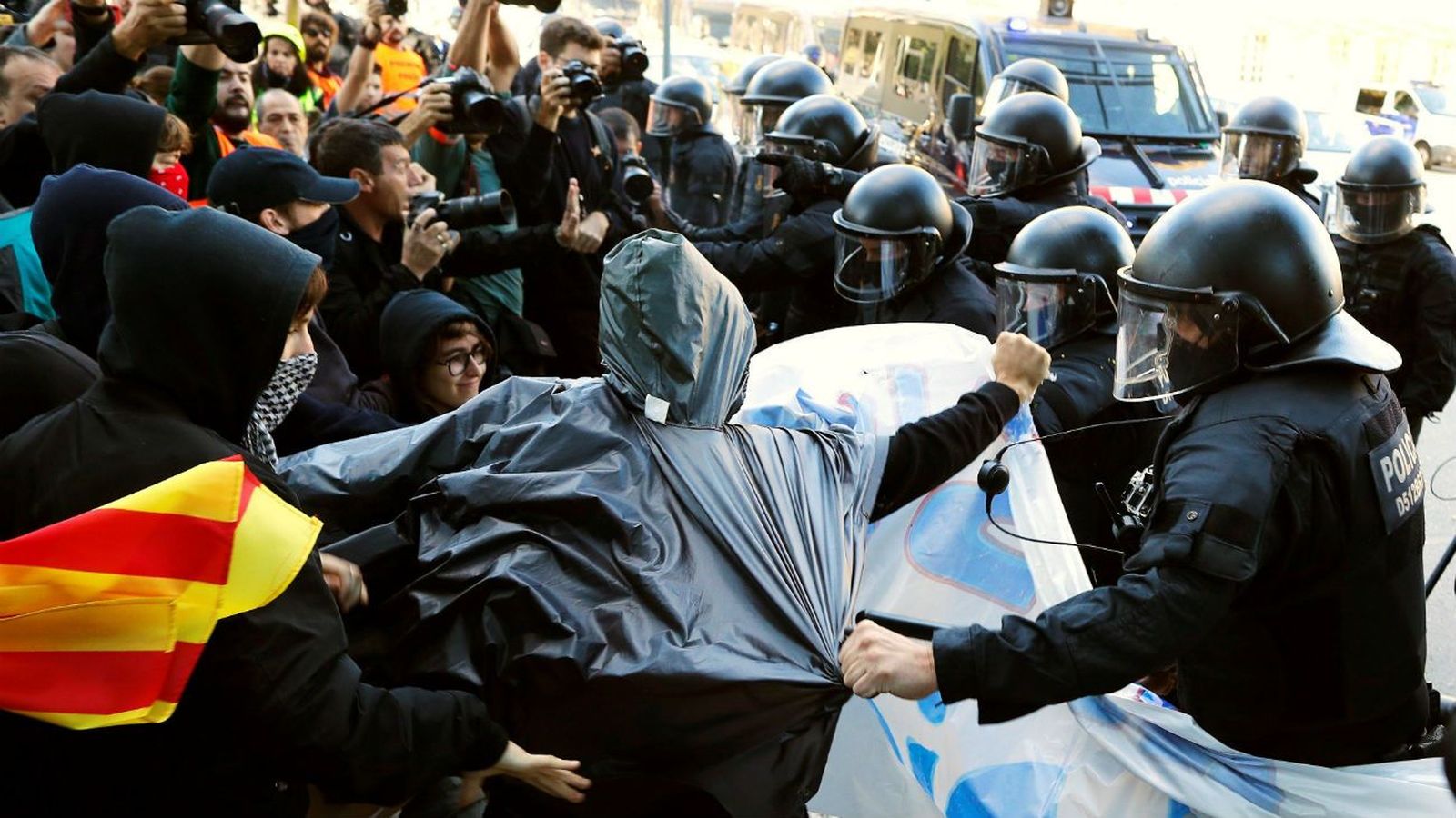 Mossos cargan contra los CDR para evitar enfrentamientos con la marcha de Jusapol