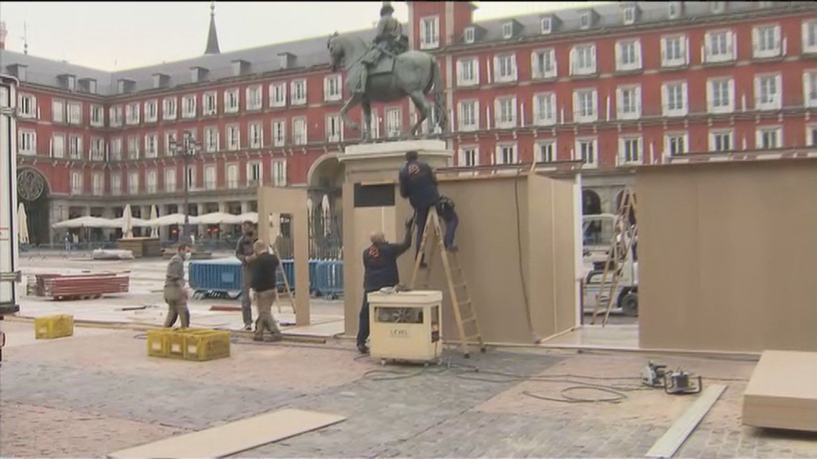 Instalan ya el mercadillo de Navidad en la Plaza Mayor