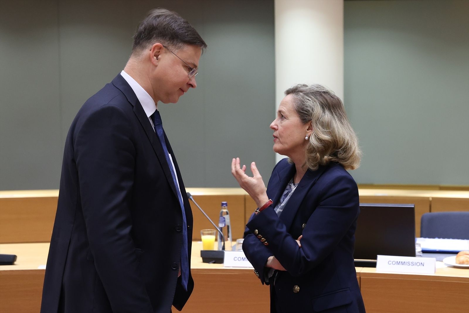 La ministra de Economía, Nadia Calviño, y el vicepresidente para Asuntos Económicos de la Comisión Europea, Valdis Dombrovskis