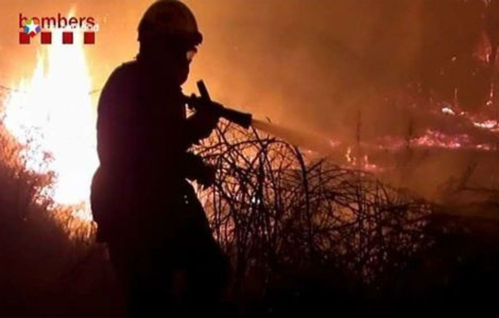 Los bomberos trabajan para estabilizar el incendio de Gerona que afecta a mil hectáreas