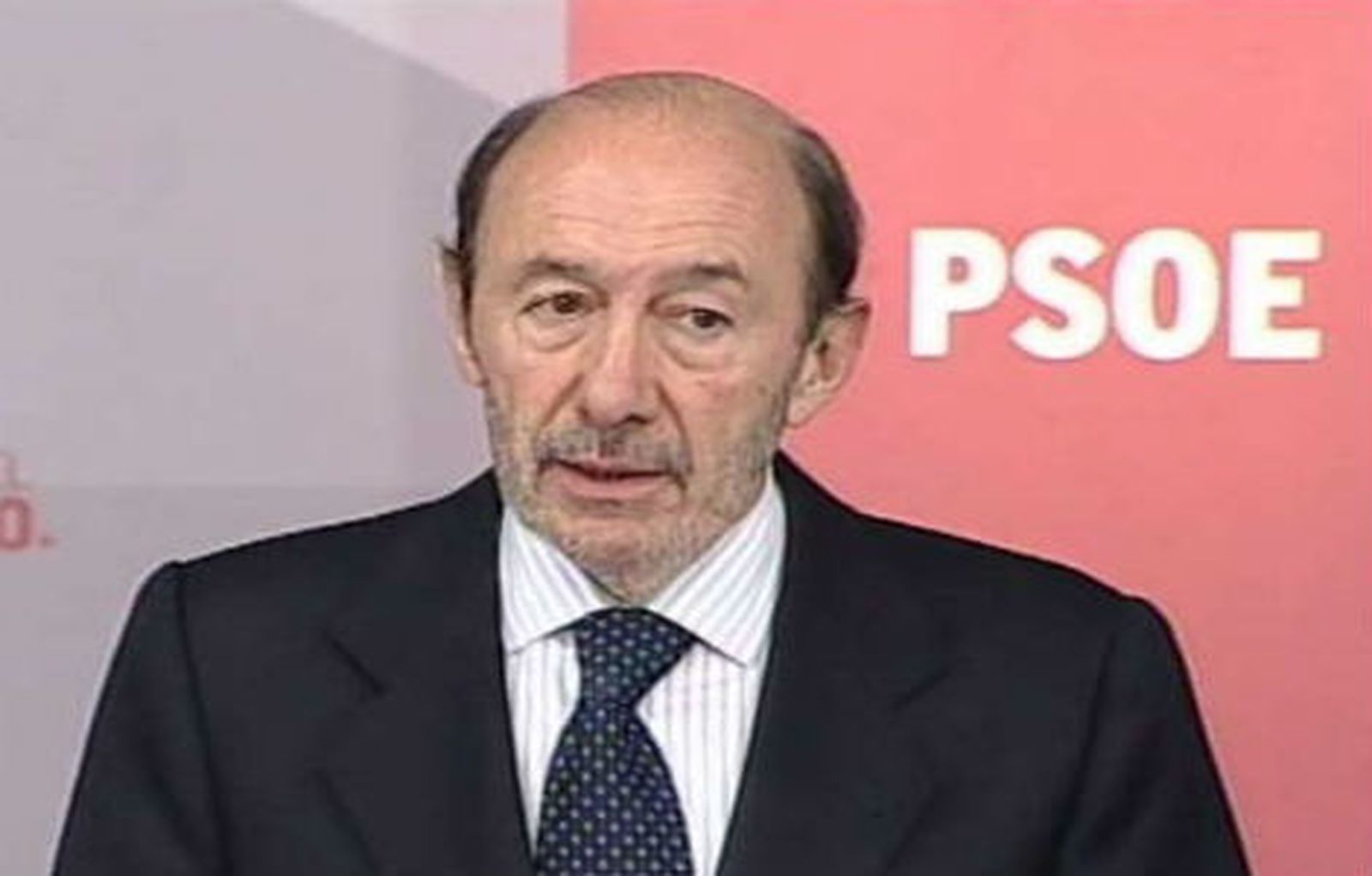 Rubalcaba pide "humildad" a Rajoy y Olli Rhen antes de desdeñar su propuesta