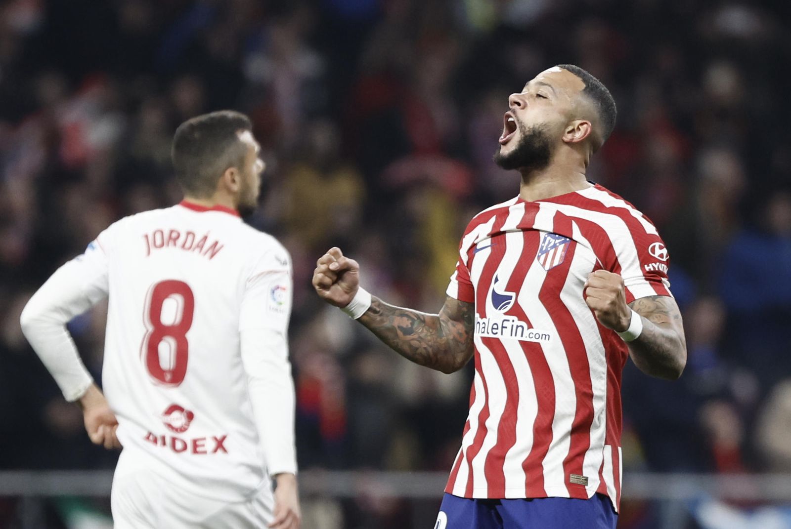 Memphis Depay ante el Sevilla