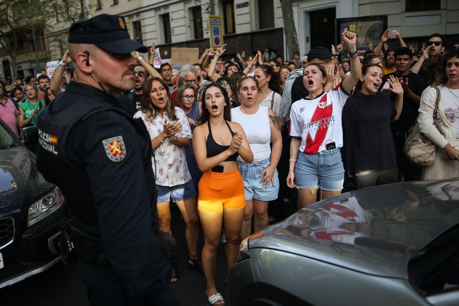 Unas 10.000 personas se concentran frente al ático de Chamberí al grito de "vergüenza" y "fuera fondos buitre"