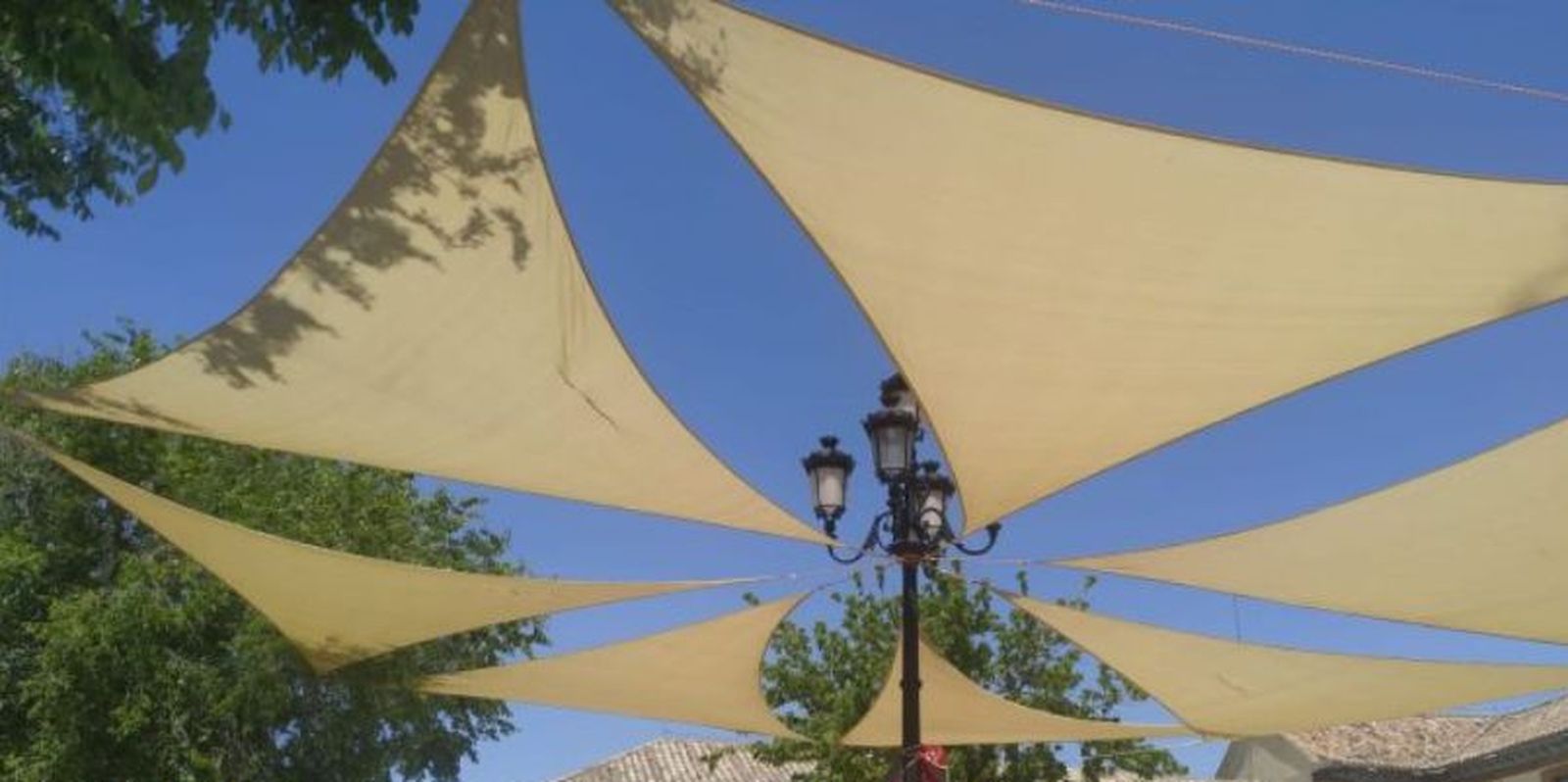 Toldos instalados en la Plaza de la Constitución de Casarrubuelos