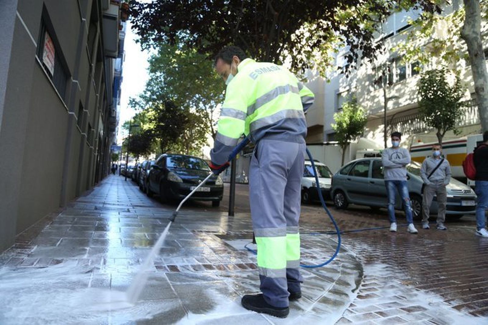Operario de Esmasa en una calle de Alcorcón