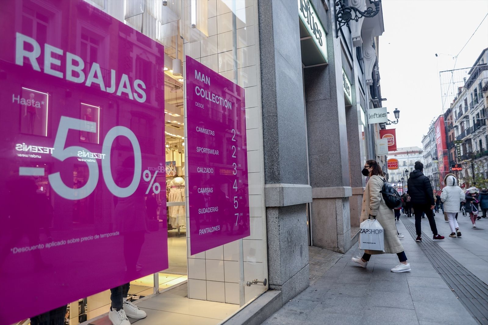 Comercio con el cartel de Rebajas