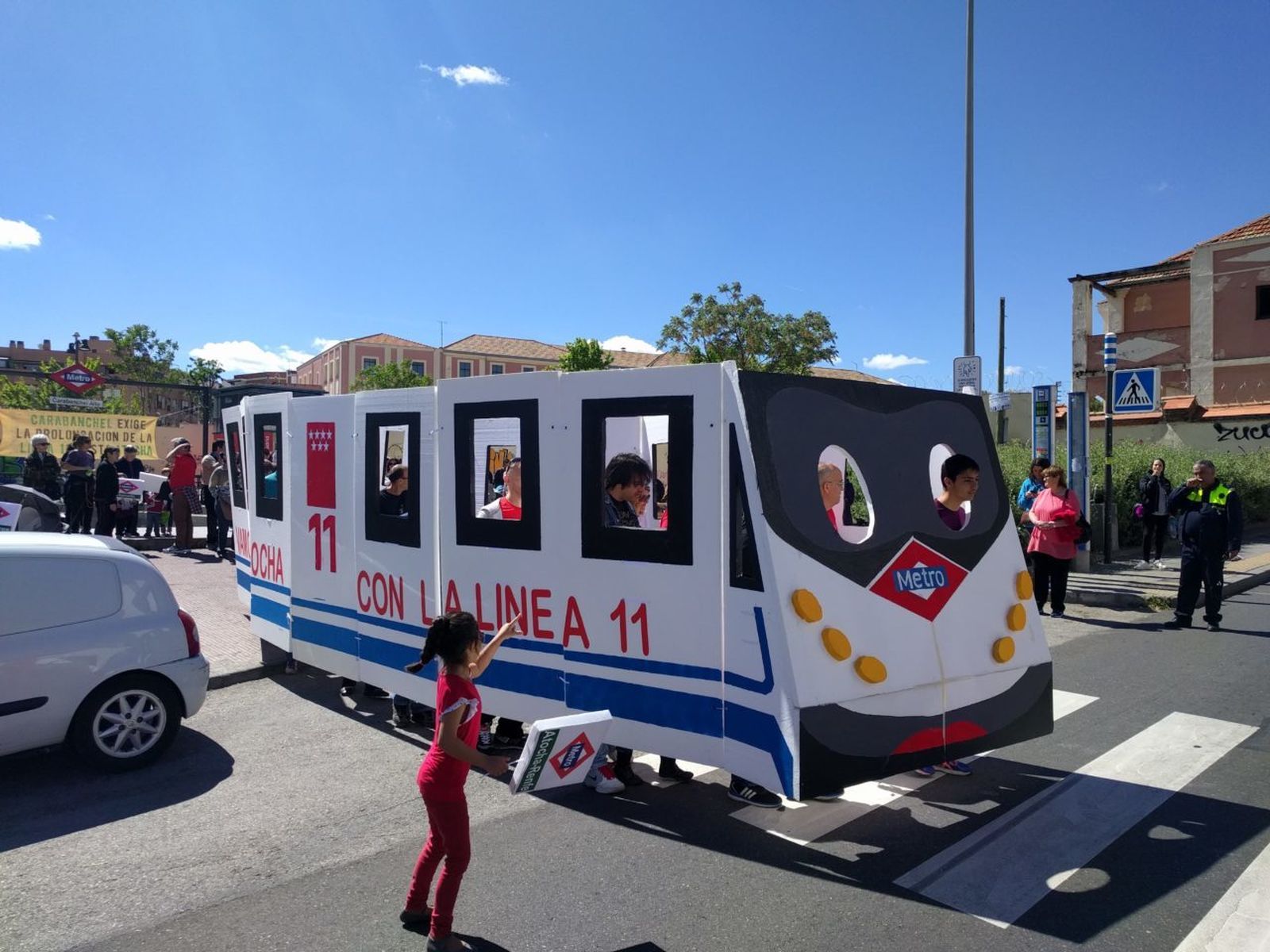 Protesta en Carabanchel para pedir la ampliación de la línea 11 de Metro