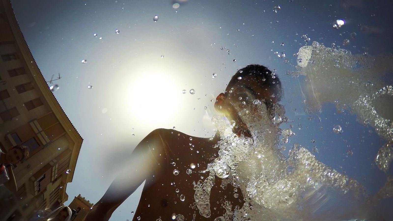 Refrescandose de la ola de calor
