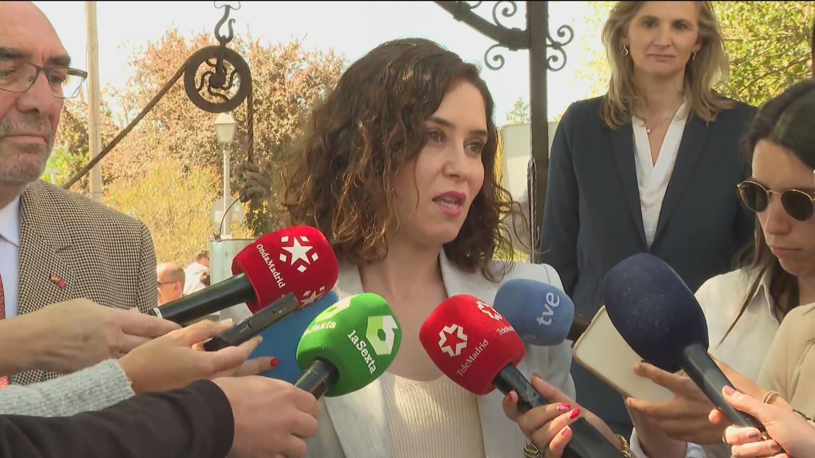 Ayuso estudia actuaciones para evitar el cierre por "sectarismo" de la estación de esquí de Navacerrada