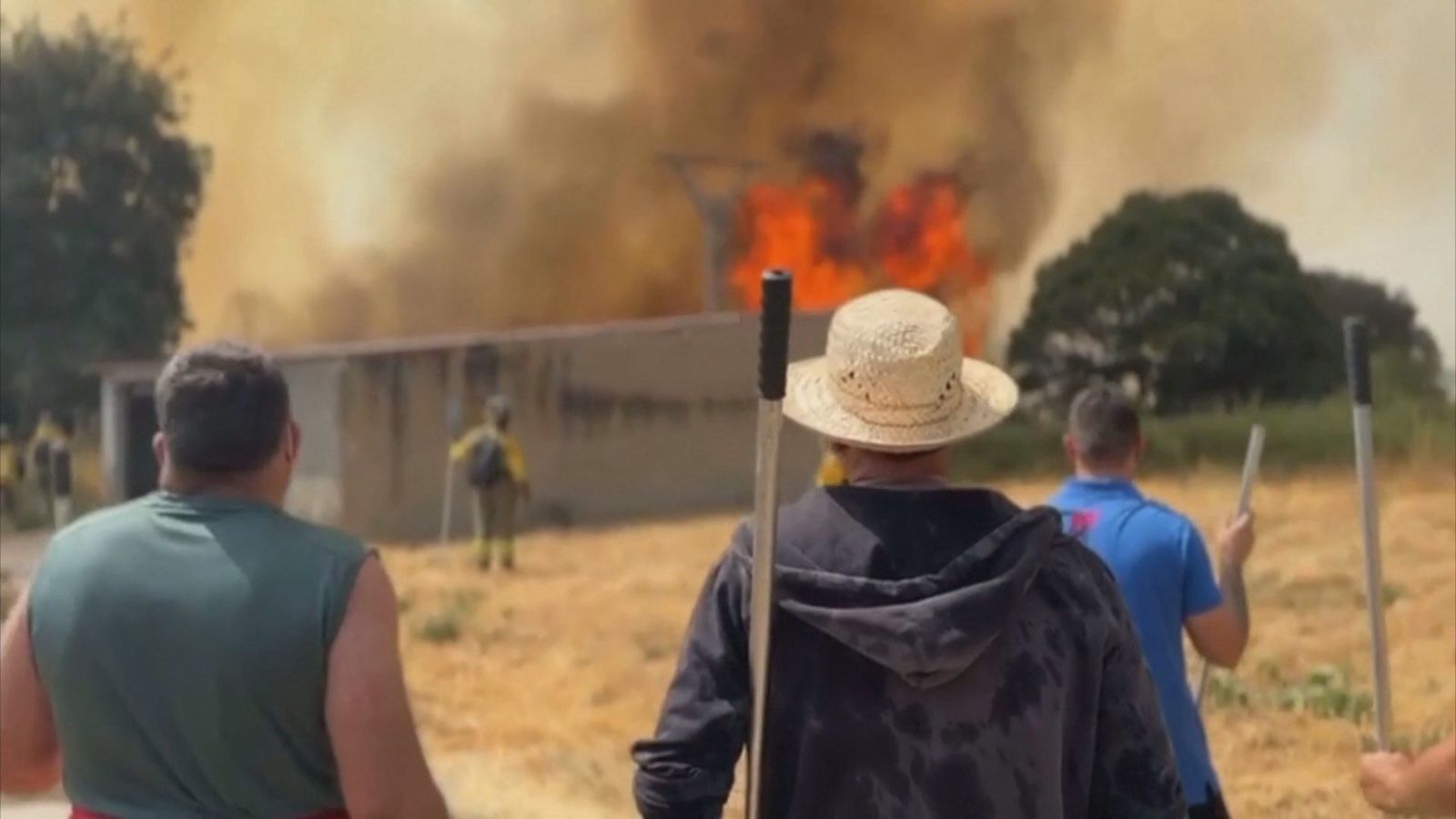 Los miles de vecinos afectados por el fuego en España se unen para luchar contra los incendios
