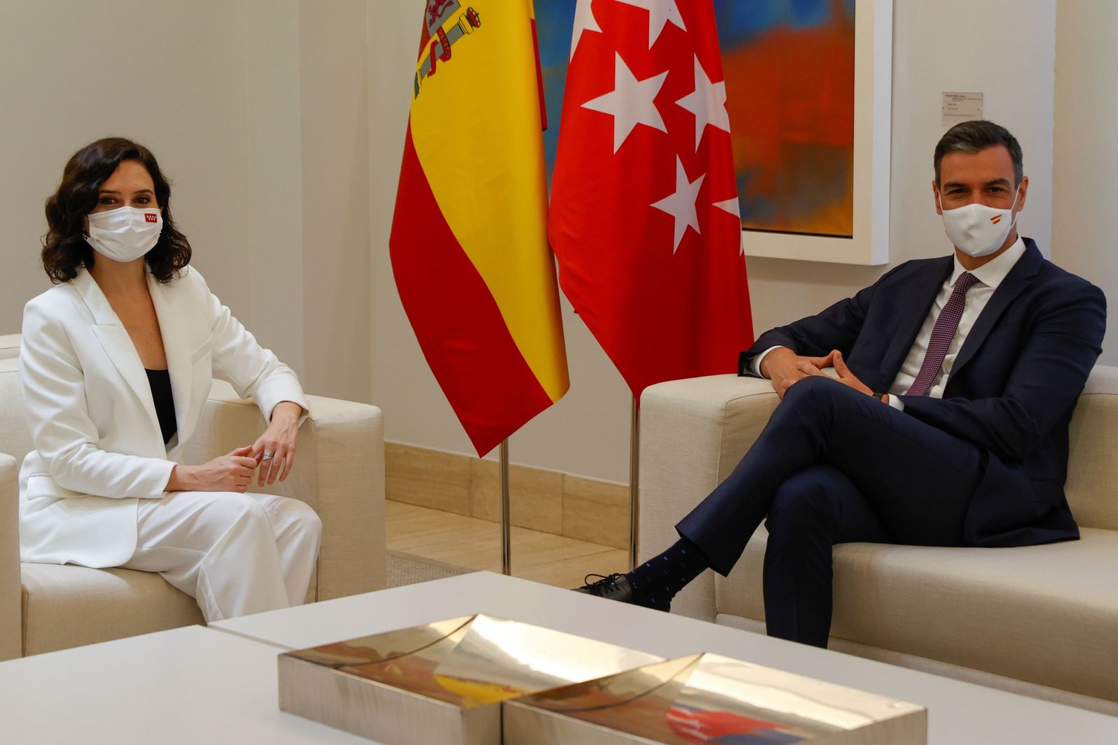 Choque de puños y cordialidad en el arranque de la reunión en Moncloa entre Sánchez y Ayuso