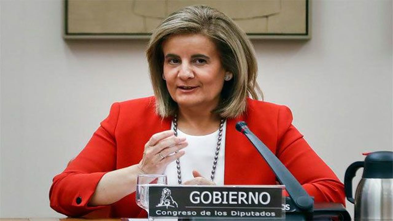 Báñez pide unánimidad para prorrogar los 450 euros a parados con cargas familiares