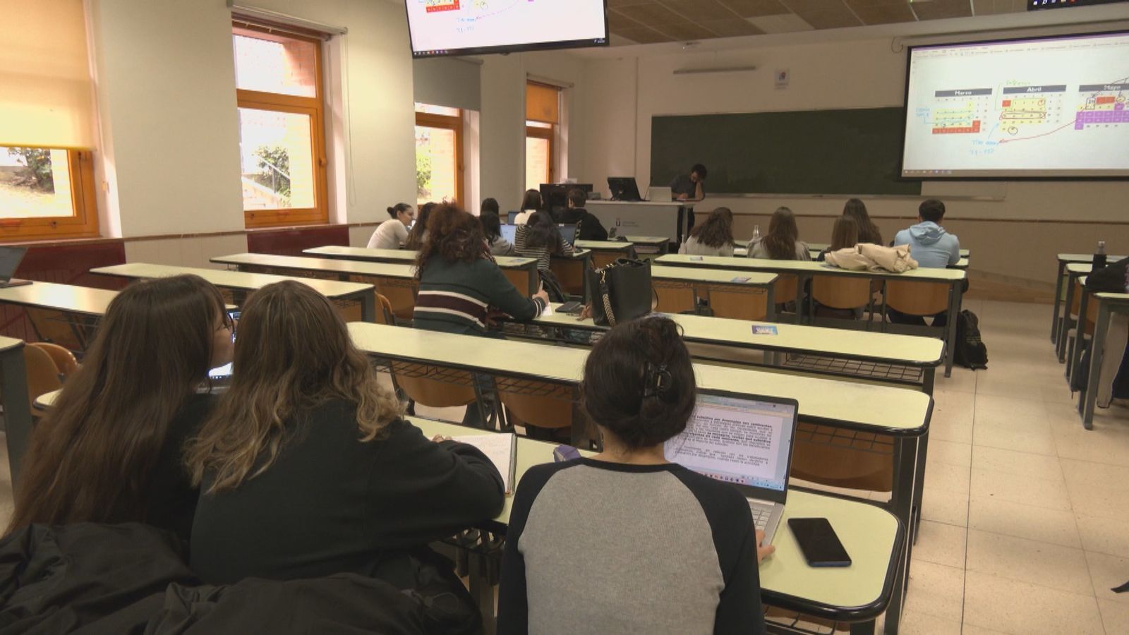 Alumnos universitarios en un aula