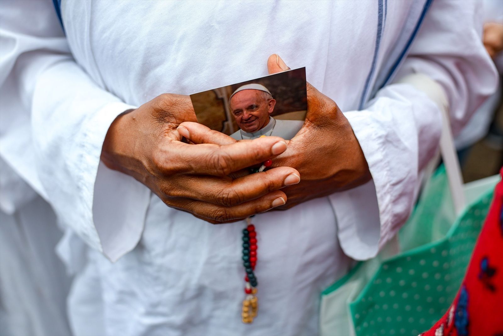 Una religiosa reza por la salud del papa Francisco