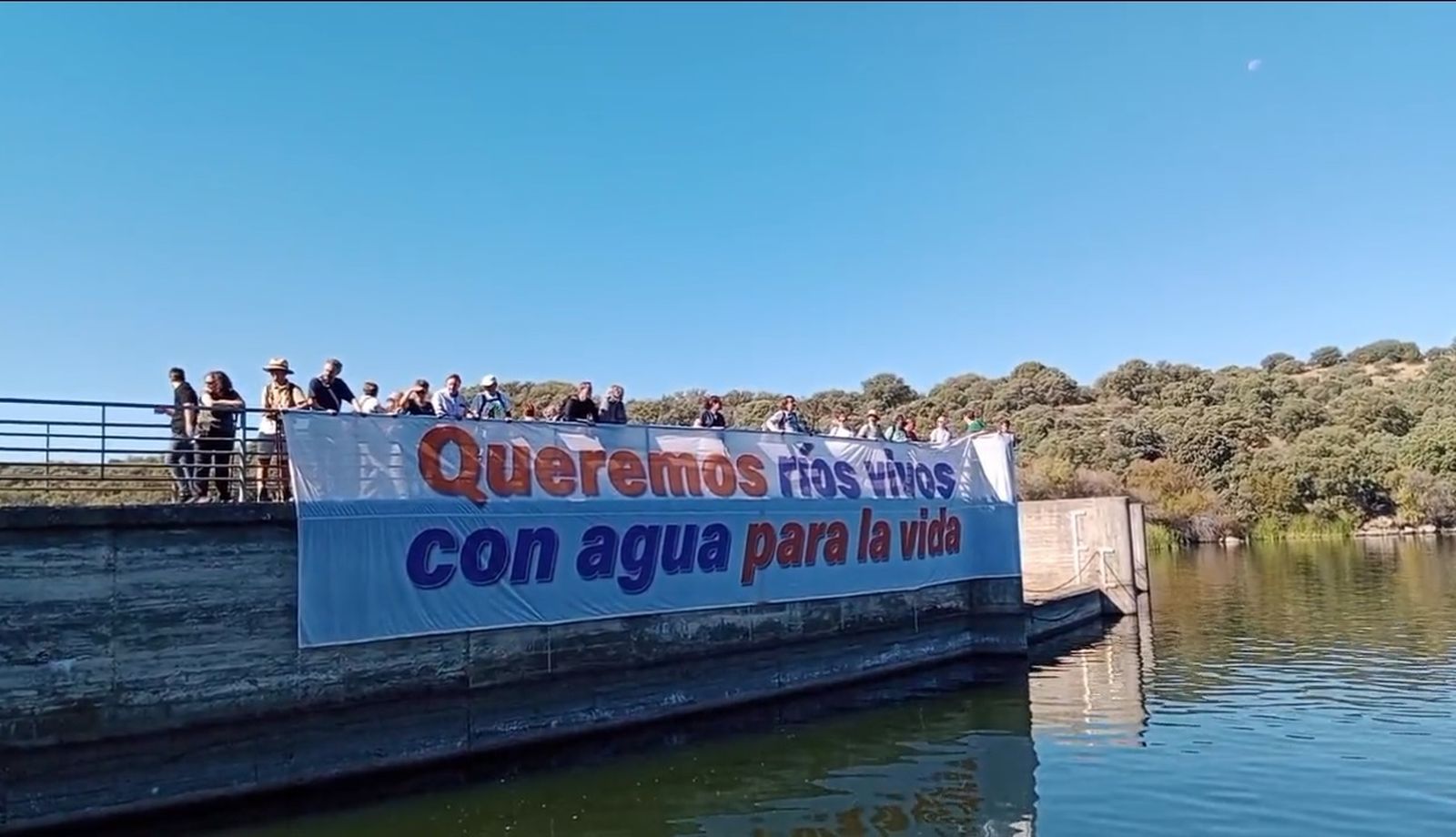Protesta en la presa de Cerro Alarcón, en Navalagamella