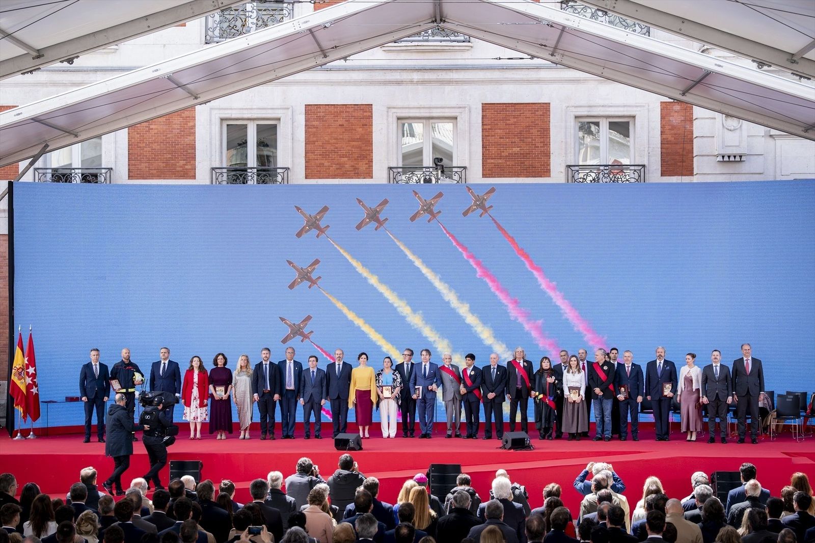 Madrid premia a héroes conocidos y anónimos en la Puerta del Sol