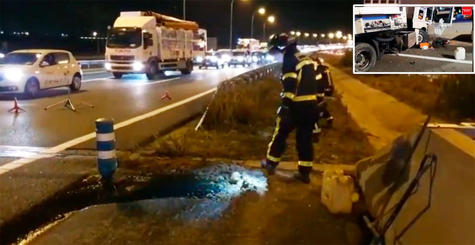 Bomberos de la Comunidad de Madrid retiran restos del accidente de la M-50 para que el tráfico pueda seguir con normalidad
