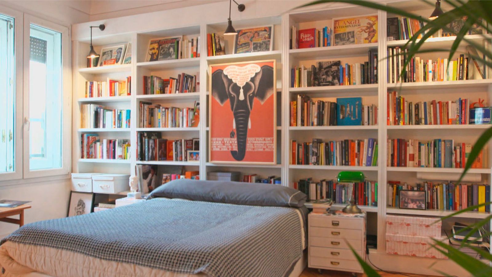 Y aquí tenemos su dormitorio... aunque también podría ser su biblioteca, desde luego.