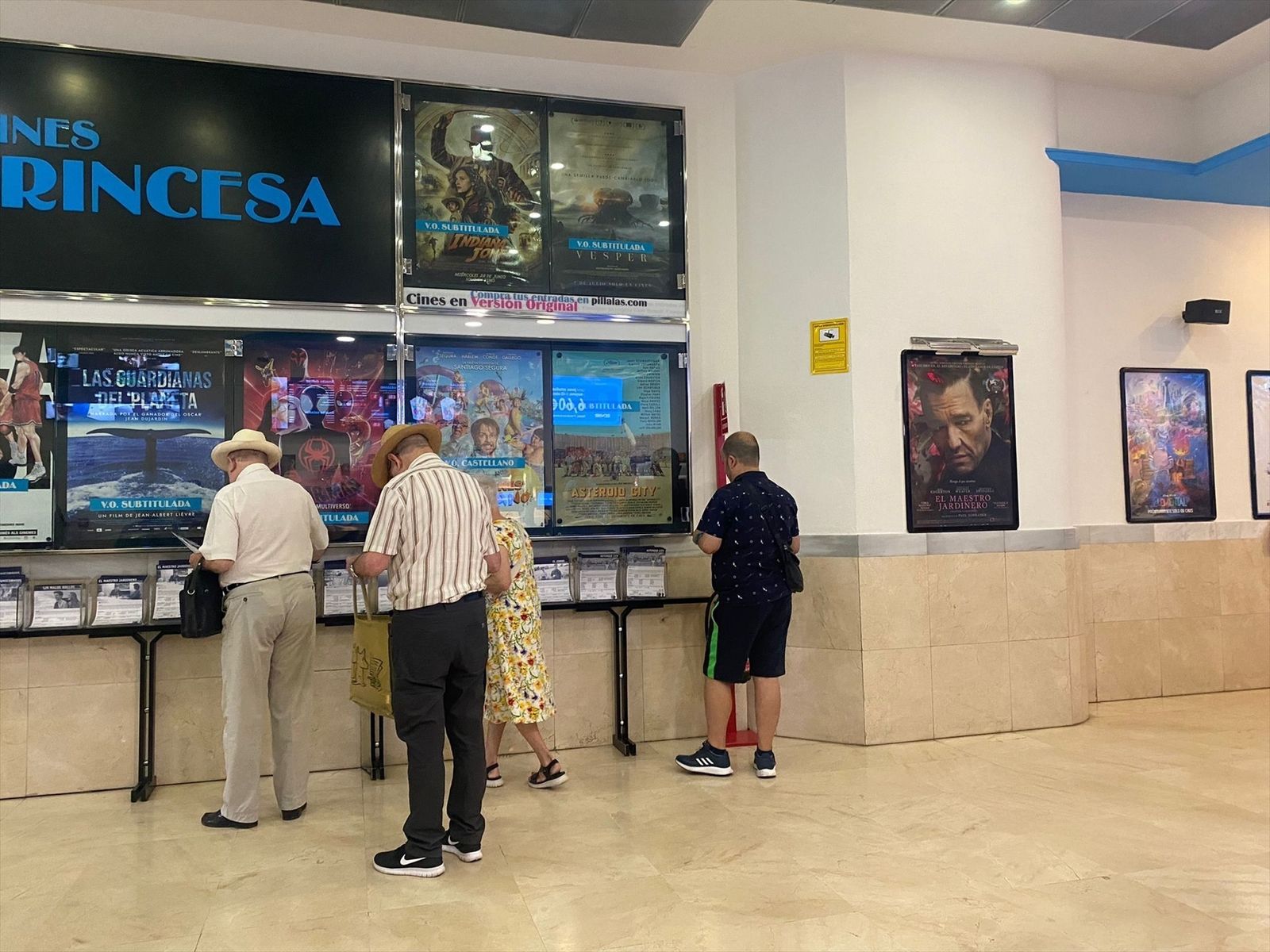Varias personas mayores acuden al cine