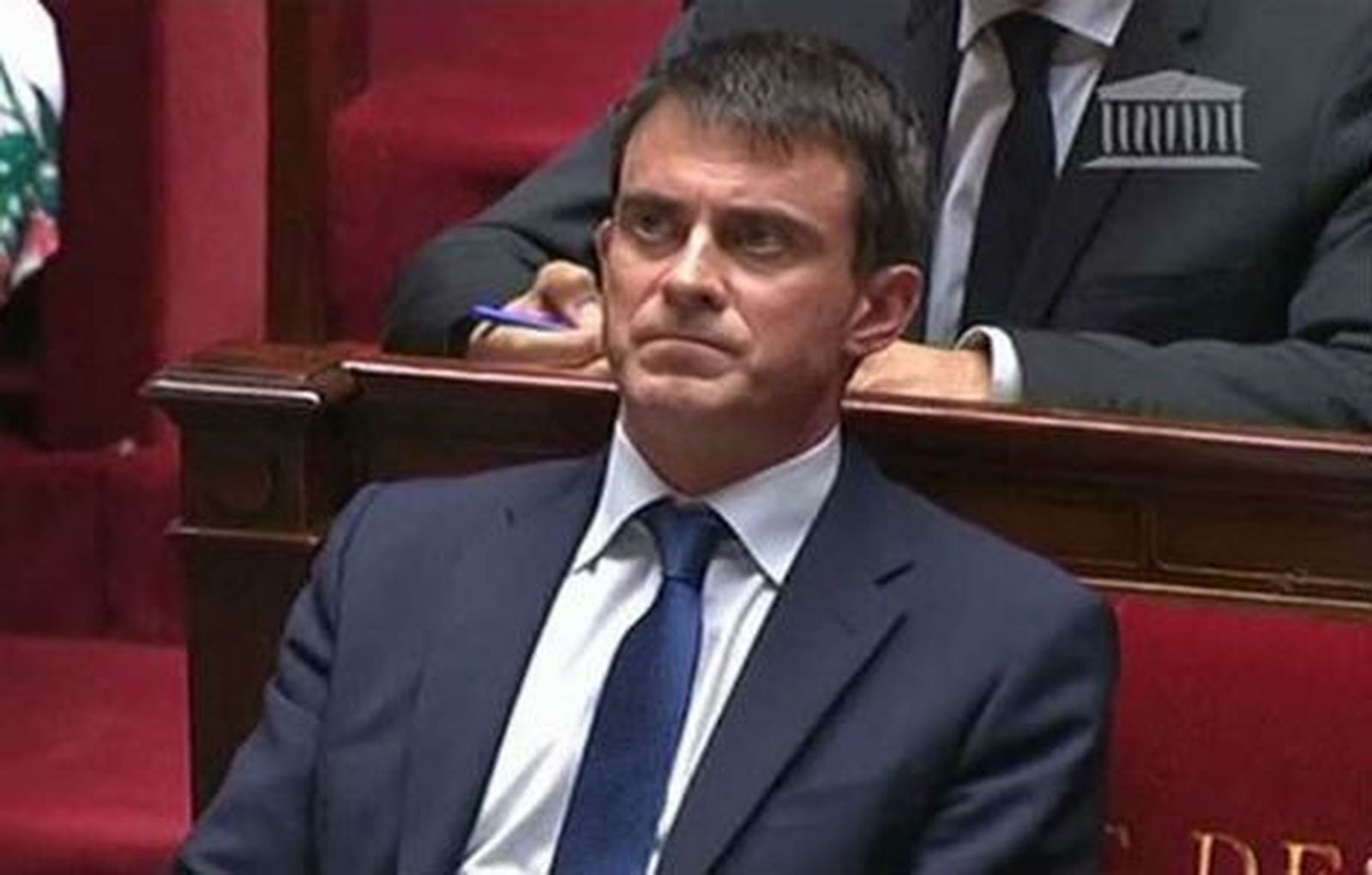 Valls saca adelante los recortes en Francia pese a discrepancia en su partido